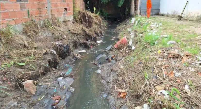 Limpeza de canais beneficia mais de 20 bairros em Camaçari