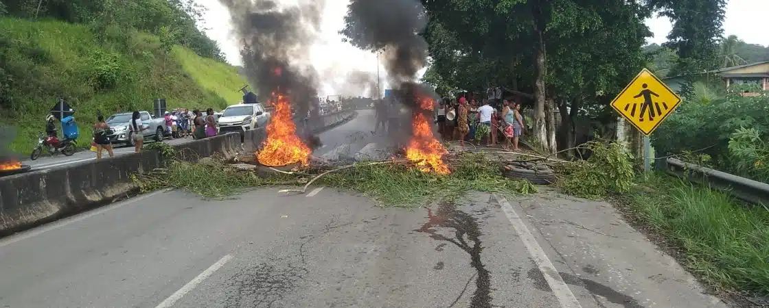 Manifestação interdita BA-093 contra falta de energia em Dandá