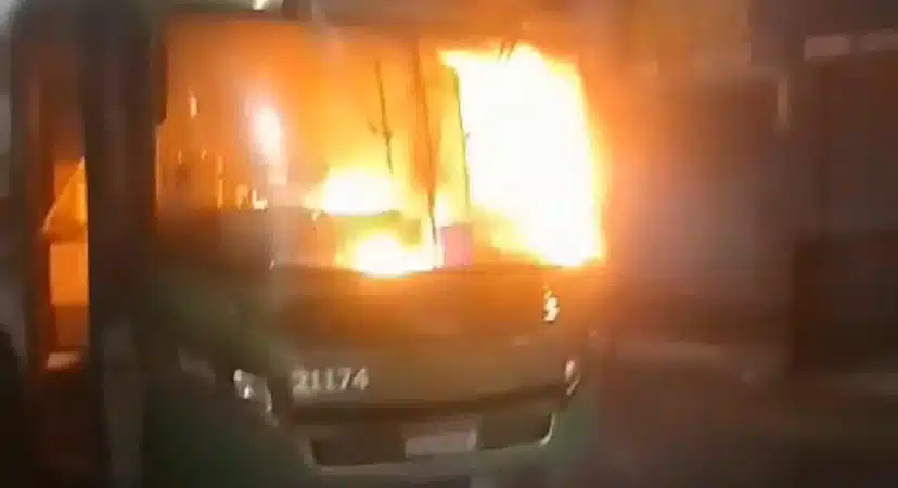 Ônibus é incendiado e chamas atingem lojas em Salvador