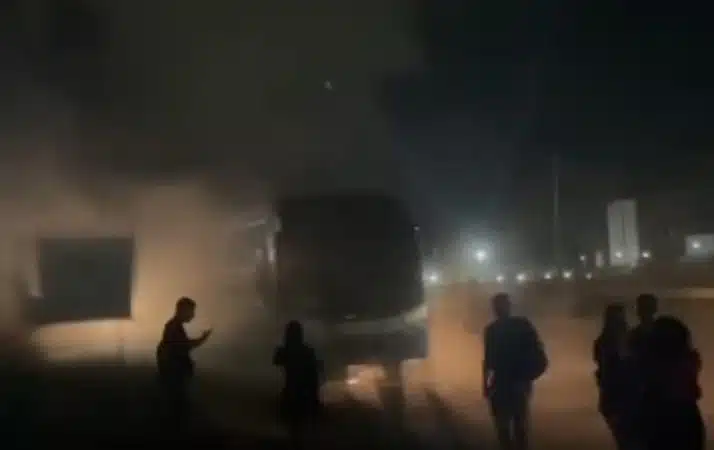 Ônibus universitário sofre princípio de incêndio na Via Parafuso