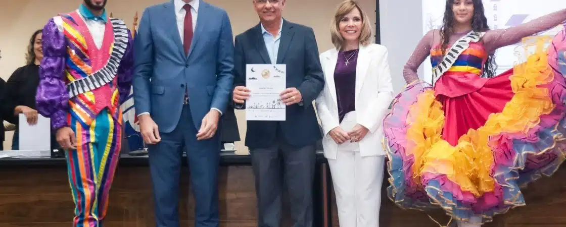 Prefeito de Simões Filho recebe Prêmio Transparência Pública nos Festejos Juninos