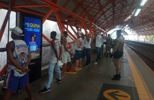 Torcidas organizadas do Bahia e Vitória criam confusão em Estação de Metrô