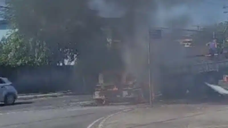 Caminhão com carga de MDF pega fogo Av. São Rafael