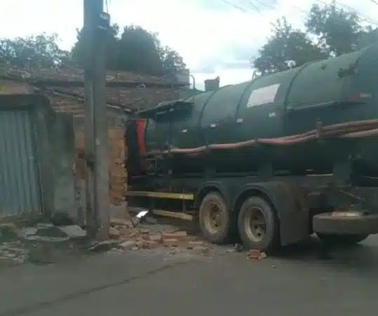 Caminhão perde controle e invade casa no Parque Verde