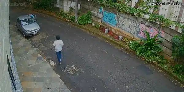 Homem é assaltado ao acomodar sua filha no veículo em Salvador