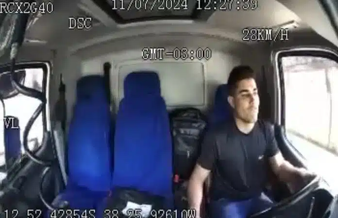 Homem invade caminhão, toma volante e causa desespero na BR-324