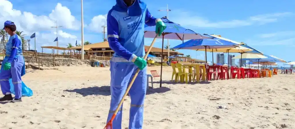 Limpeza nas praias de Salvador é suspensa após policiais usarem uniforme da Limpurb