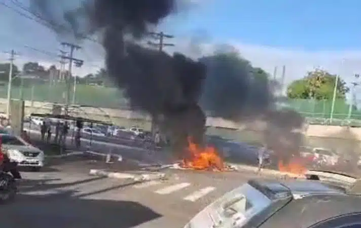 Moradores de Pernambués fecham Paralela em protesto à morte de menina