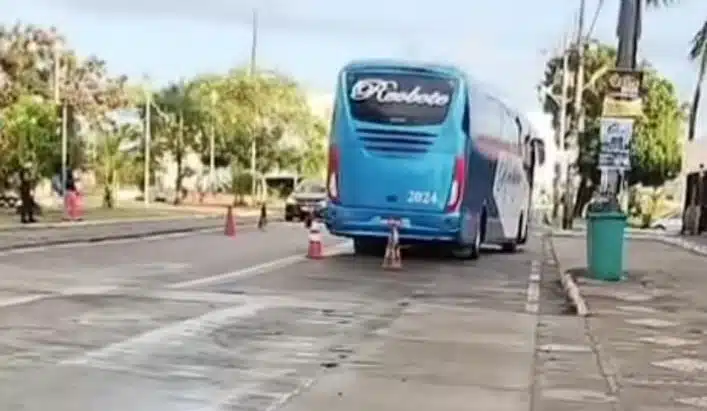 Ônibus é abandonado no meio da via em Arembepe e causa caos no trânsito