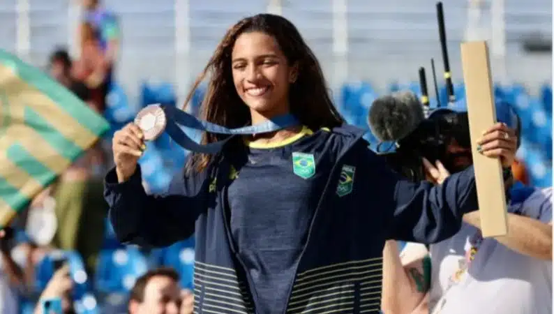 Rayssa Leal bate próprio recorde e fica com bronze no skate