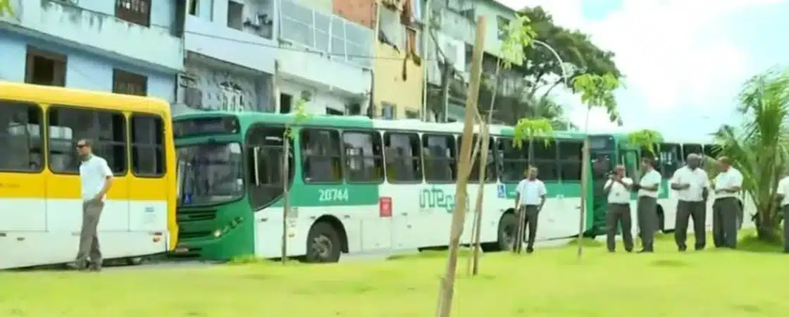 Rodoviários interditam saída da Estação da Lapa para cobrar pagamentos