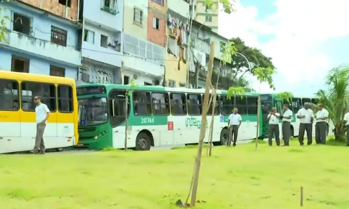 Rodoviários interditam saída da Estação da Lapa para cobrar pagamentos