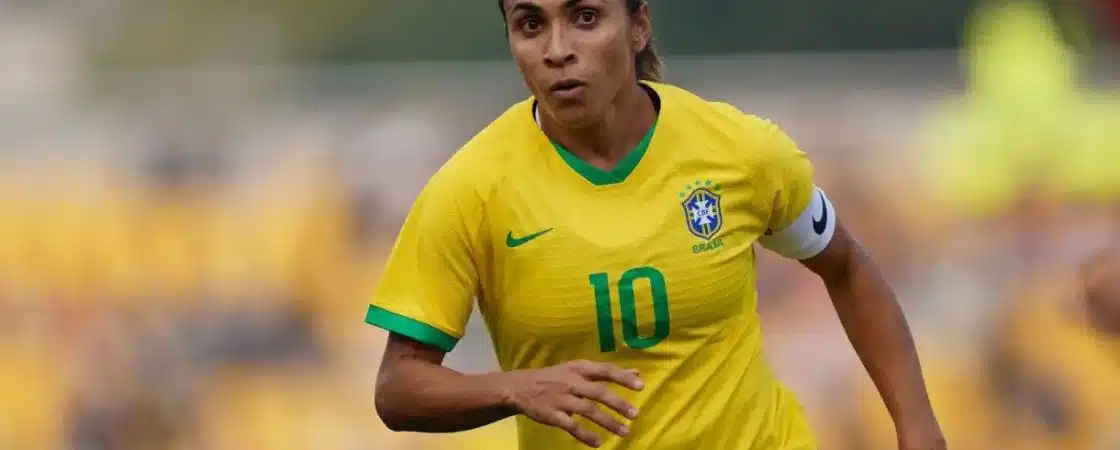 Seleção brasileira perde após Marta ser expulsa e está por um fio ser eliminada