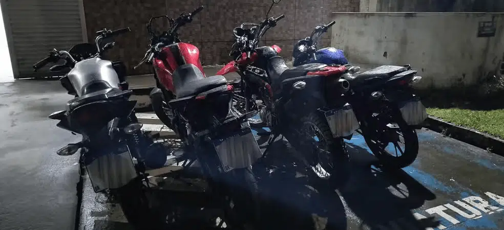 Suspeitos de desmanchar motos roubadas são presos em Salvador