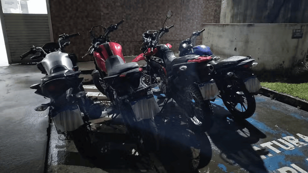 Suspeitos de desmanchar motos roubadas são presos em Salvador