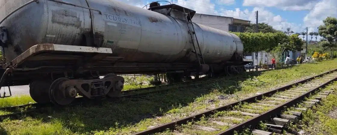 Trem de carga descarrila em Pojuca