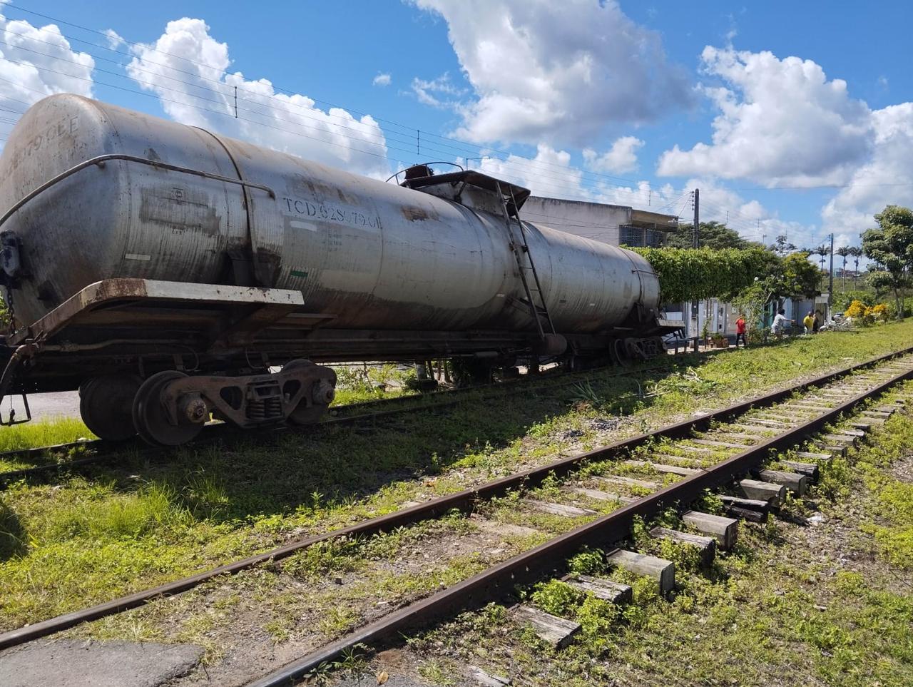 Trem de carga descarrila em Pojuca