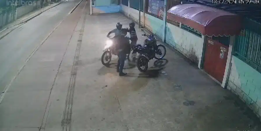 VÍDEO: Motociclista é assaltado à mão armada no bairro da Lama Preta