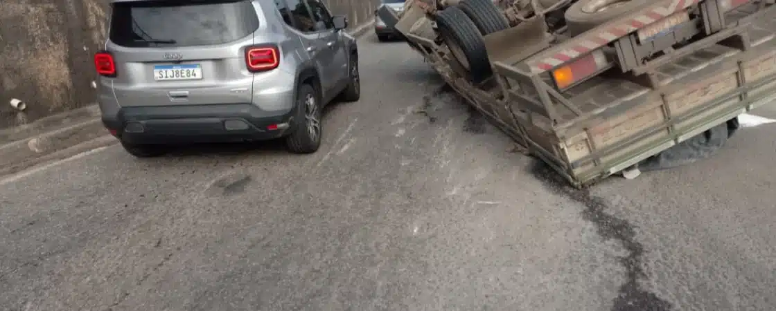 Caminhão tomba em Salvador e deixa feridos