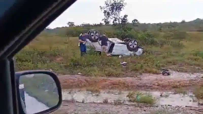 Carro capota na Estrada da Cetrel