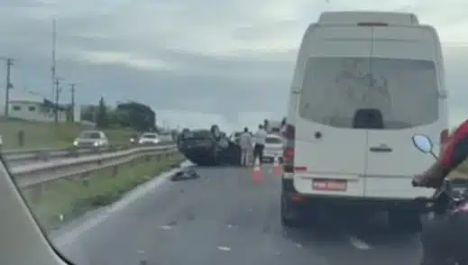 Carro capota na Via Parafuso, em Camaçari