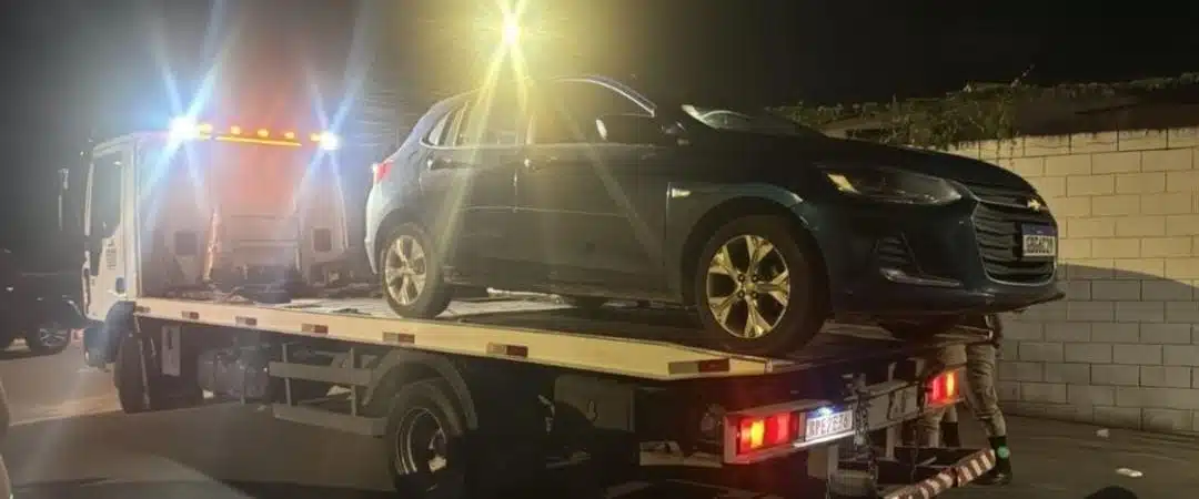 Carro roubado é encontrado em estacionamento de atacadista em Camaçari