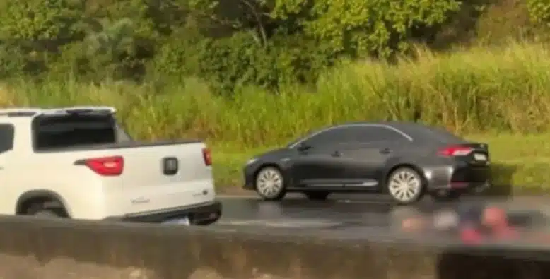 Duas pessoas morrem atropeladas por carreta na BR-324, em Simões Filho