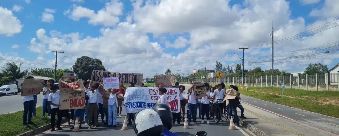 Estudantes do IFBA fazem protesto na Avenida Jorge Amado