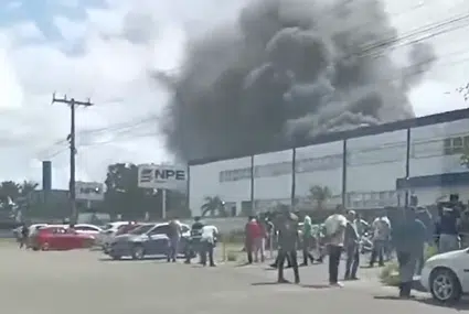 Filial de empresa industrial pega fogo em Dias D’Ávila