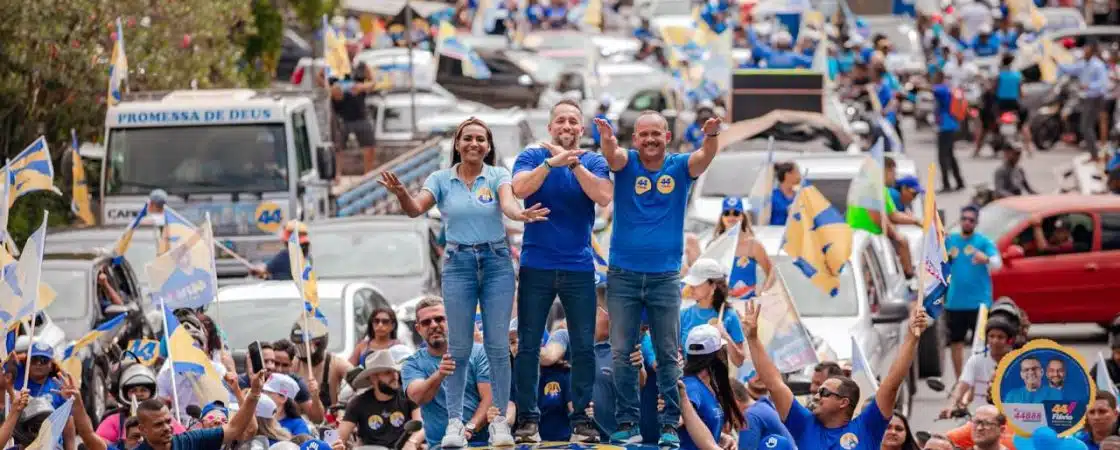 Flávio e Angélica fazem primeira carreata e lotam ruas em Camaçari