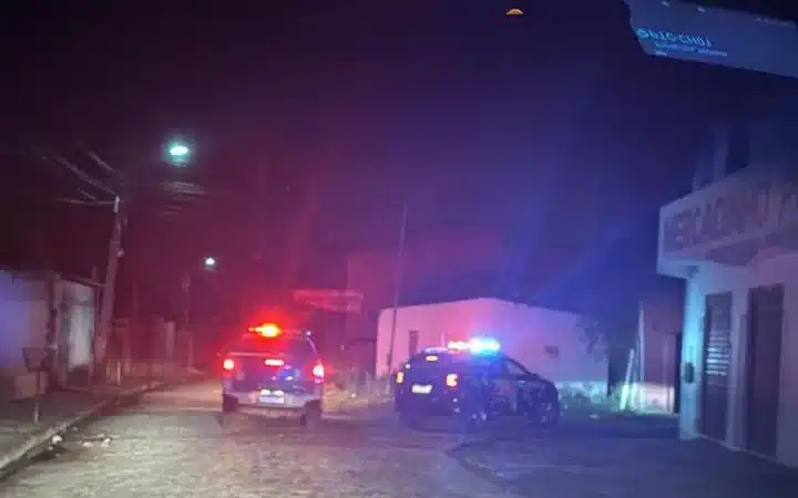 Homem morre carbonizado após casa pegar fogo em Dias D’Ávila