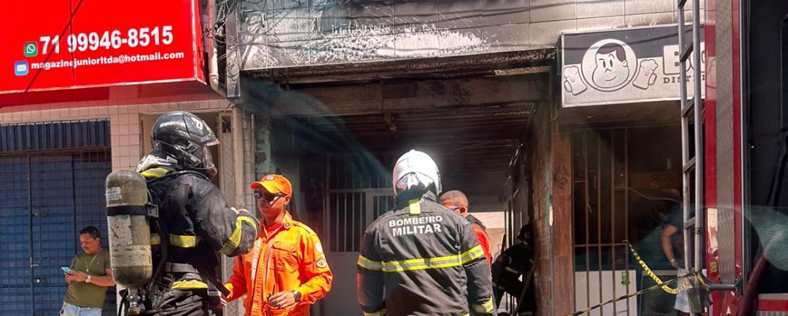 Imóvel pega fogo no bairro Natal, em Camaçari