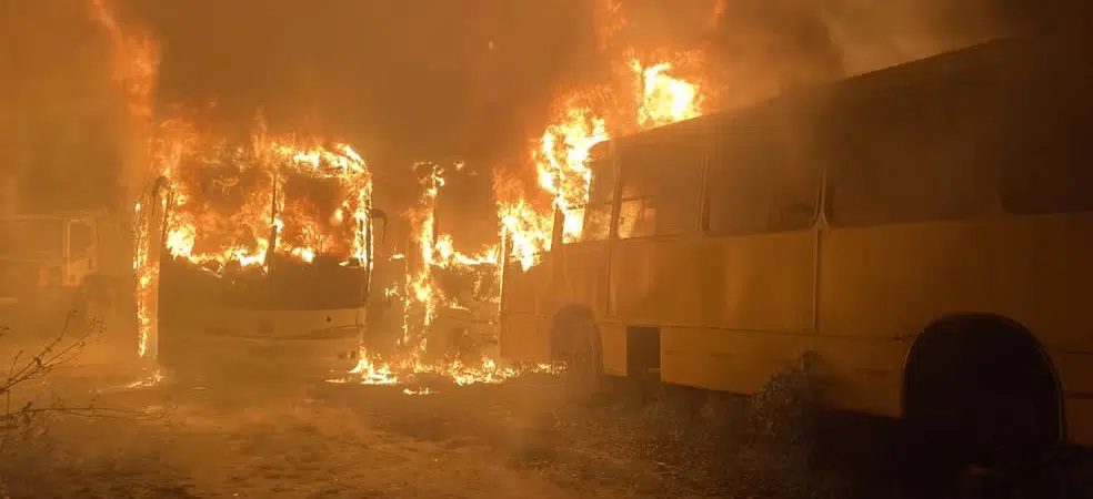 Jovens fumam maconha em ônibus e bituca causa incêndio