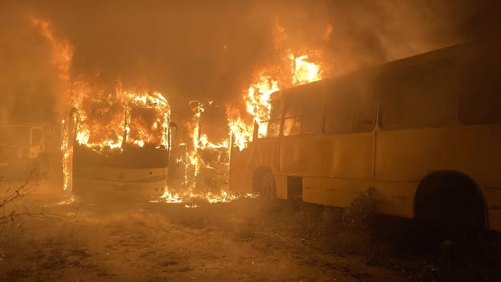 Jovens fumam maconha em ônibus e bituca causa incêndio