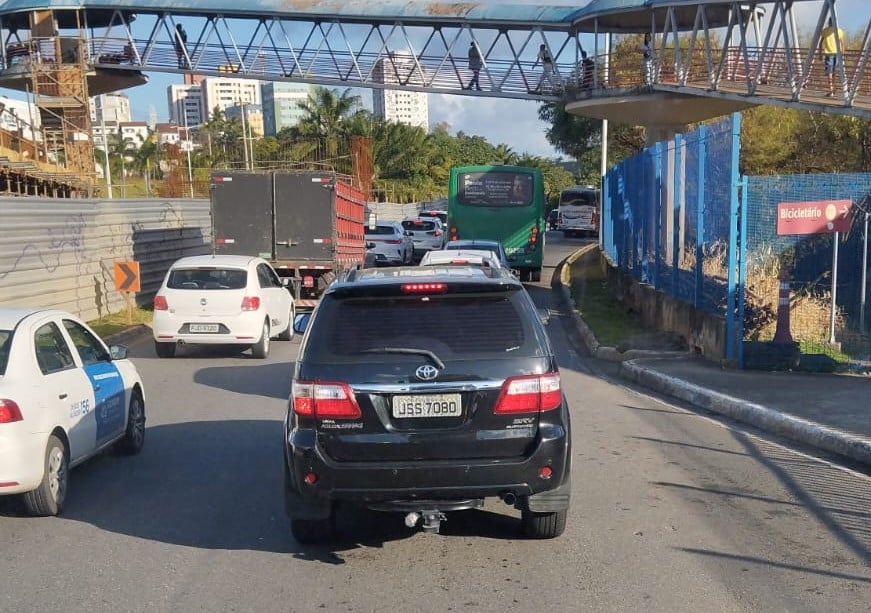 Manifestação de rodoviários da extinta CSN trava trânsito em Salvador