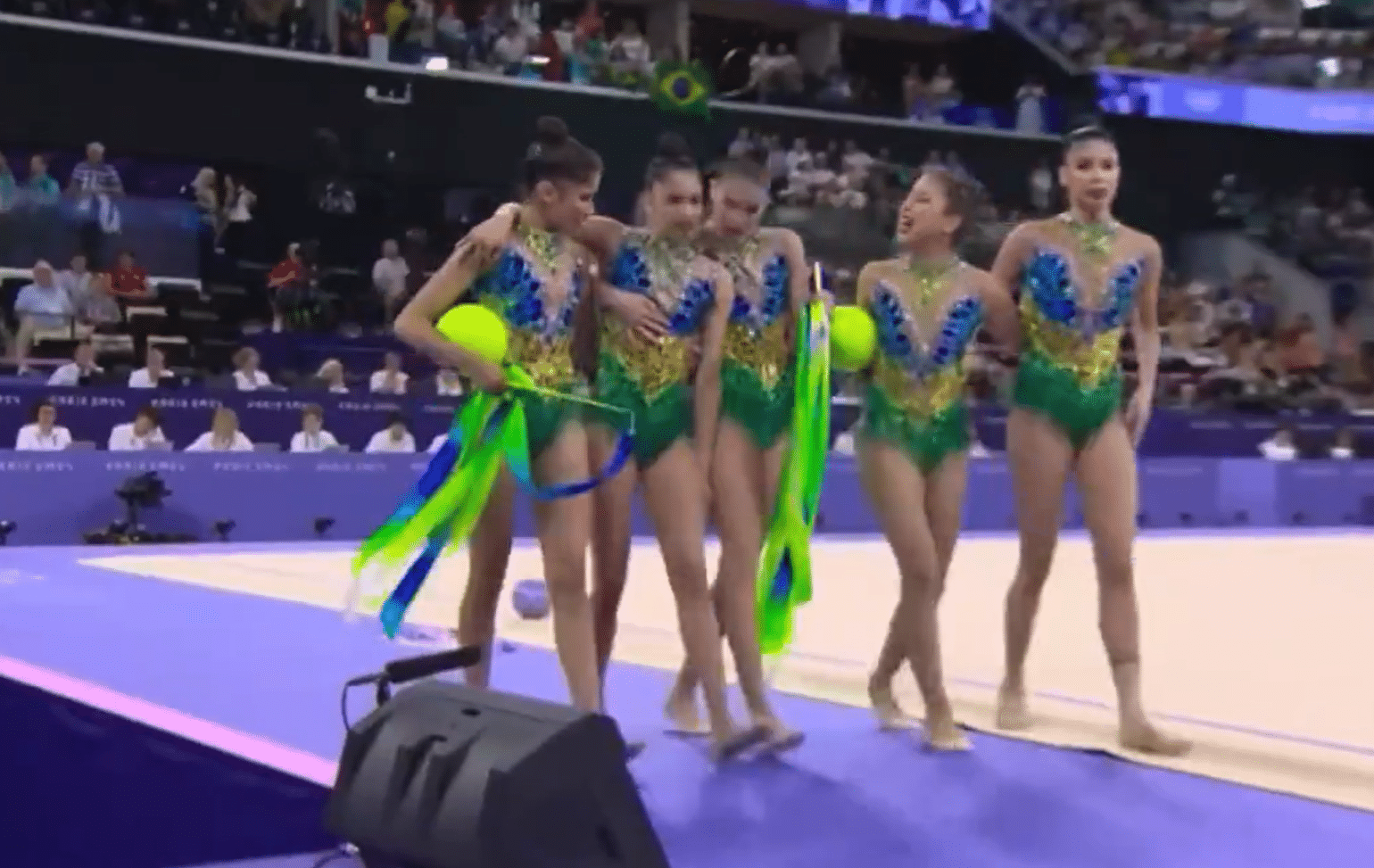 Olimpíadas 2024: Ginasta brasileira sai carregada da arena após lesão