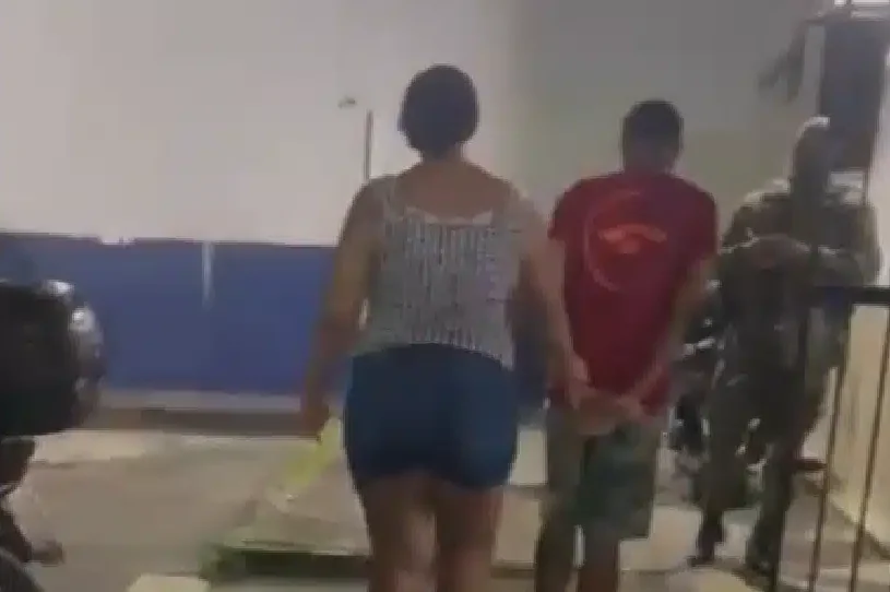 Duas adolescentes foram detidas e um casal foi preso por envolvimento com tráfico de drogas.