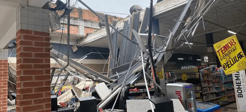 Telhado de supermercado desaba em Mata de São João