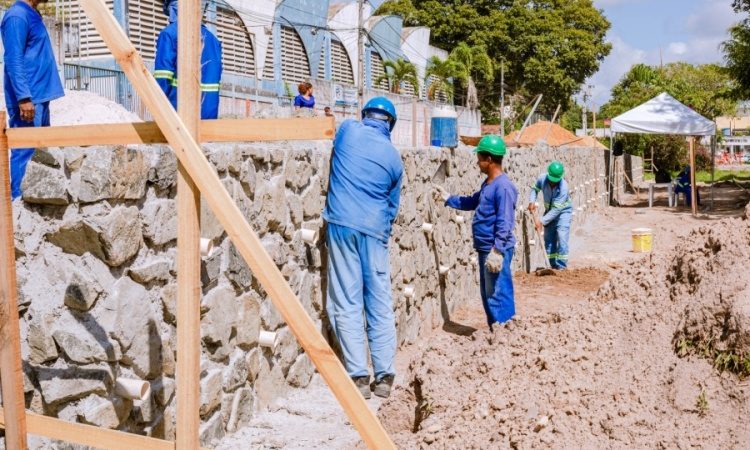 Trecho da Avenida Eixo Urbano Central é bloqueado para obras