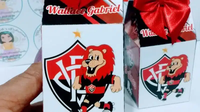 Vitória cobra multa à artesã por ter feito embalagem com tema do clube para aniversário