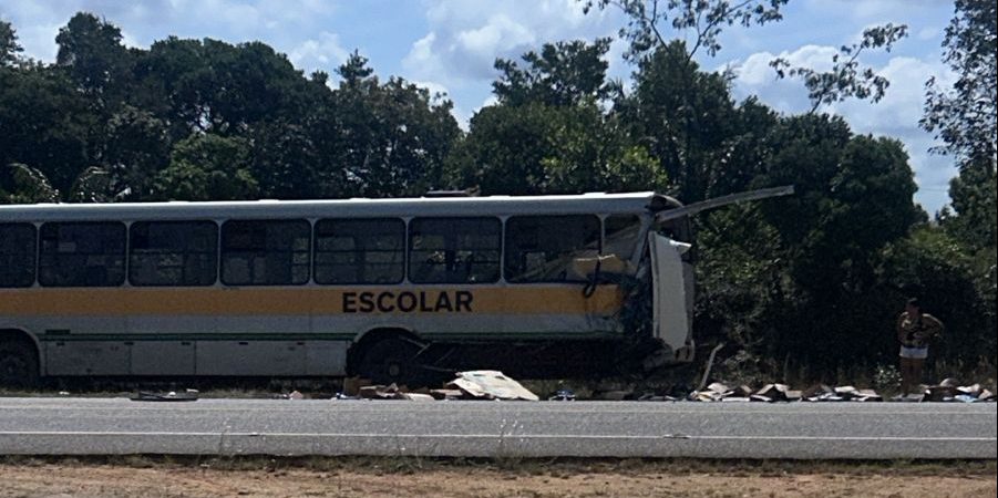 AGORA: Caminhão bate em ônibus escolar na Linha Verde