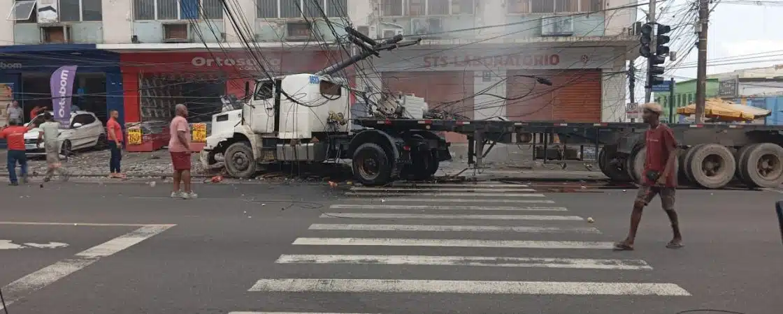 Caminhão bate em poste na Cidade Baixa e deixa feridos