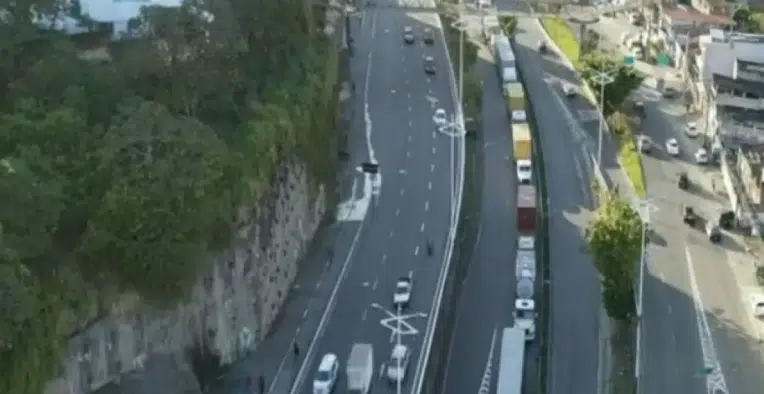 Caminhões fazem fila na Via Expressa causando longo cogestionamento