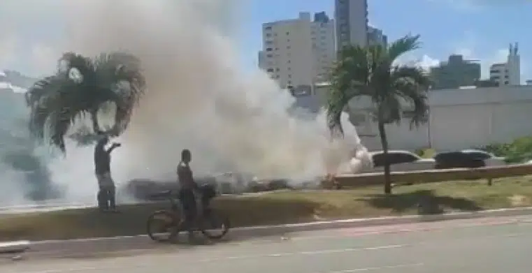 Carro pega fogo na Avenida Magalhães Neto, em Salvador