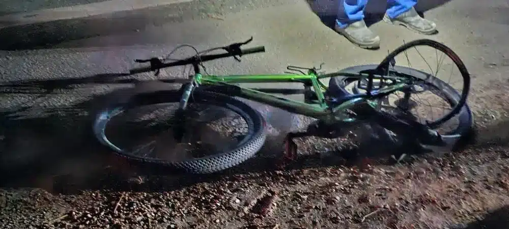 Ciclista é atropelado na BA-093, em Mata de São João; motorista fugiu após causar acidente