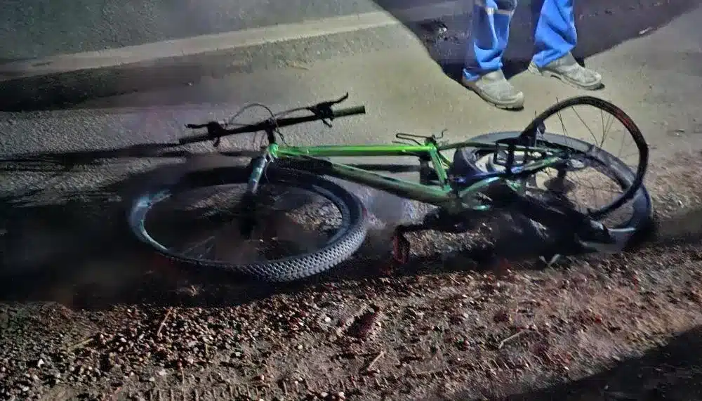 Ciclista é atropelado na BA-093, em Mata de São João; motorista fugiu após causar acidente