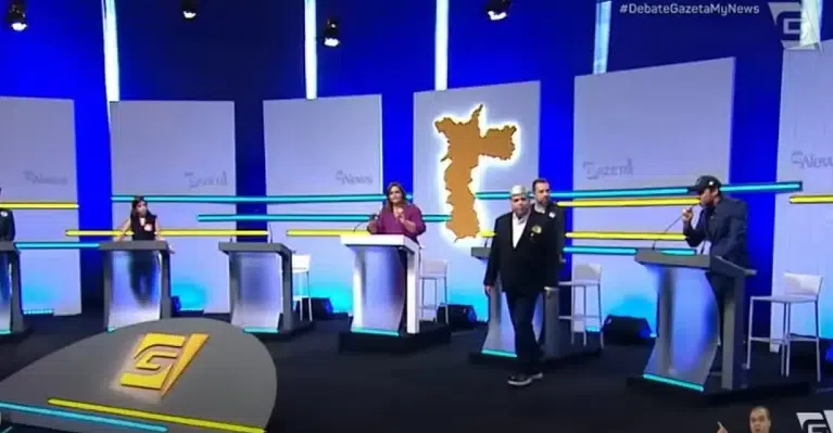 Durante debate, Daneta deixa o púlpito e parte para cima de Marçal