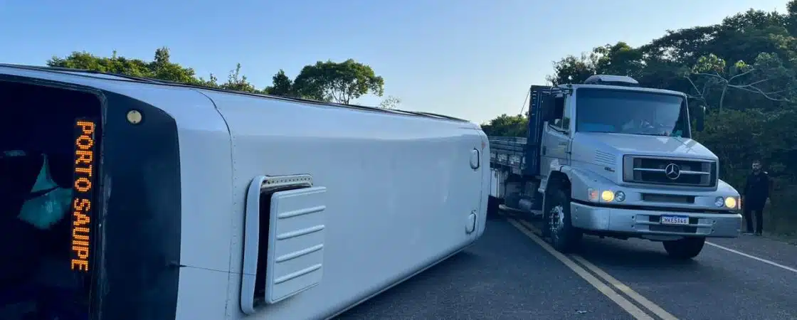 Grave acidente envolvendo ônibus deixa feridos na Linha Verde