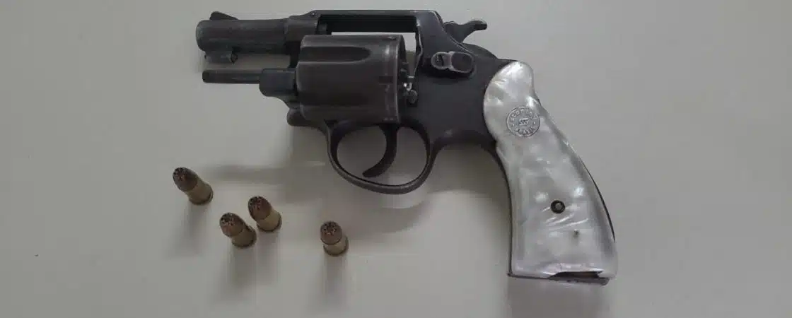 Homem é preso com arma de fogo em Lauro de Freitas