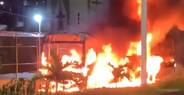 Homens armados incendeiam ônibus em Salvador